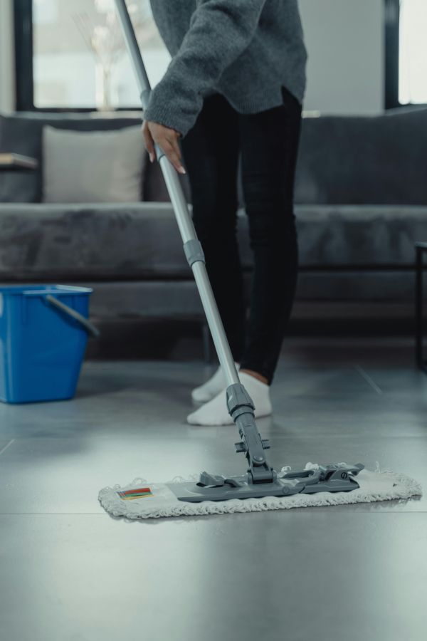 Dites adieu aux sols sales avec un balai lavage à plat